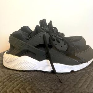 Nike Huarche Women’s Size 9